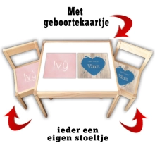 kindertafel en stoeltjes van het geboortekaartje