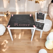 Tafel en stoeltje met naam krijtbord