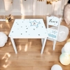 houten tafel en stoel