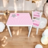 houten tafel en stoeltje