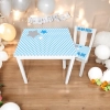 houten tafel en stoeltje