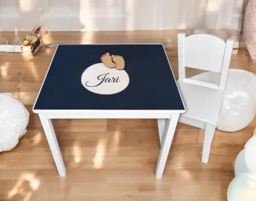 Kindertafel van geboortekaartje