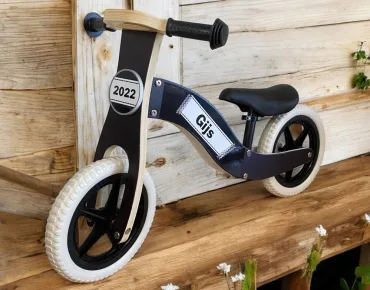 Loopfiets blck met naam wit label