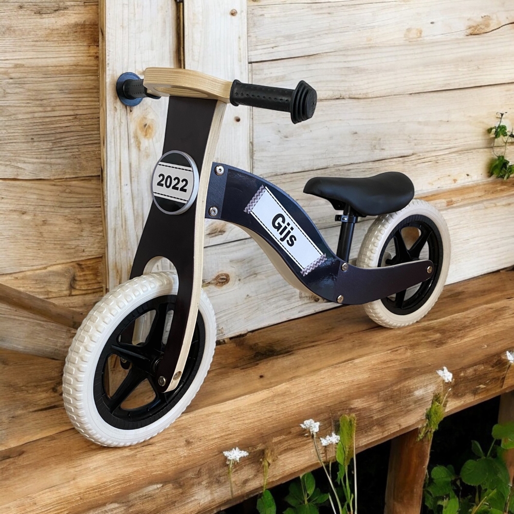 Loopfiets met naam wit label | houten loopfiets blck| loopfiets 2 jaar