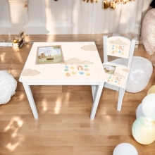 Tafel en stoeltje van geboortekaartje wolkjes