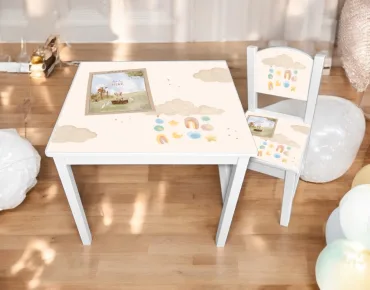 Tafel en stoeltje van geboortekaartje wolkjes