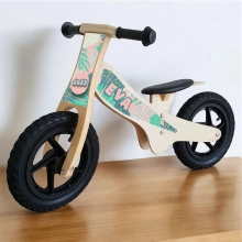 loopfiets met naam bladeren