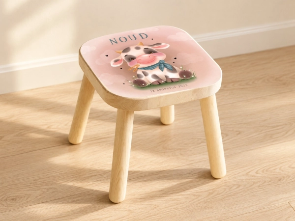 Houten krukje met geboortekaartje als kraamcadeau